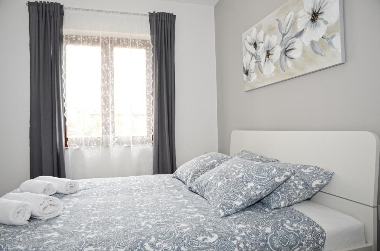 Family Friendly Apartments With A Swimming Pool Povljana, Pag - 244 Luaran gambar